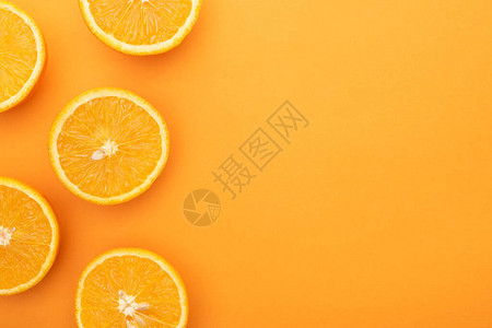 带有复制空间的多彩背景上的成熟多汁橙色图片