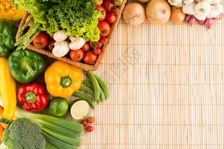 竹席上的新鲜蔬菜健康饮食背景图片