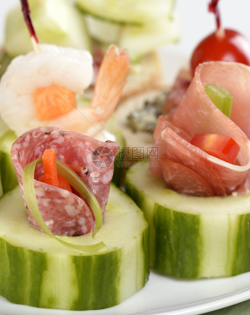 熏肉海鲜和蔬菜开胃菜图片