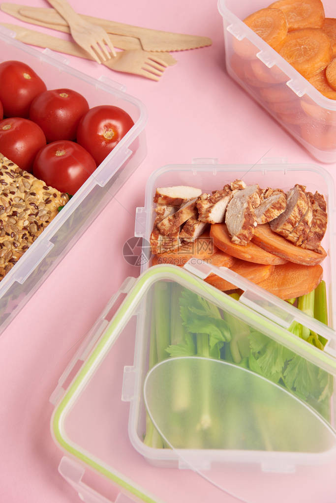 以粉红为背景的食品集装箱内健康食物图片