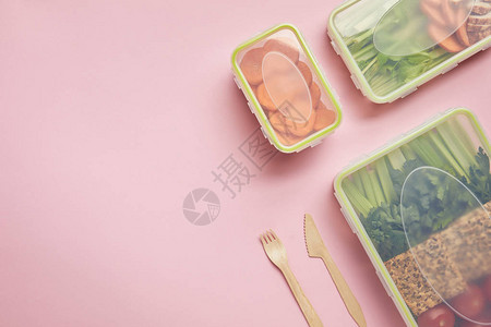 以食品容器和粉红色隔离的餐具安排健康食物图片