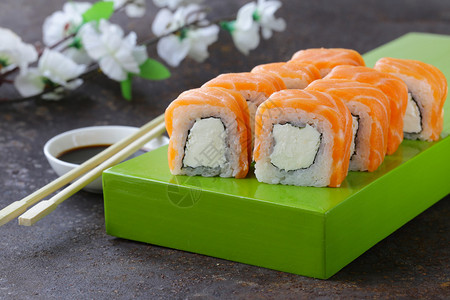 寿司卷配红鲑鱼图片
