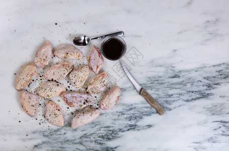 天然大理石台面上用烹饪材料和香料制作的生图片