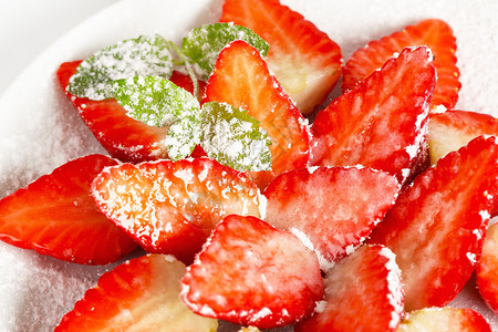 草莓减半撒上糖粉图片