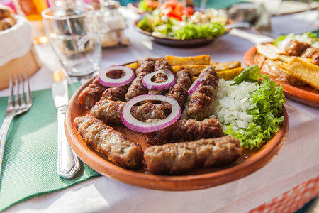 东南欧餐厅传统食品中的肉末烤盘背景