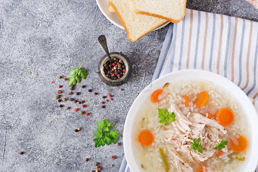 营养鸡汤配米饭和胡萝卜健康食品图片