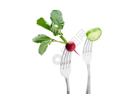白隔离的叉子上的黄瓜和萝卜健康图片