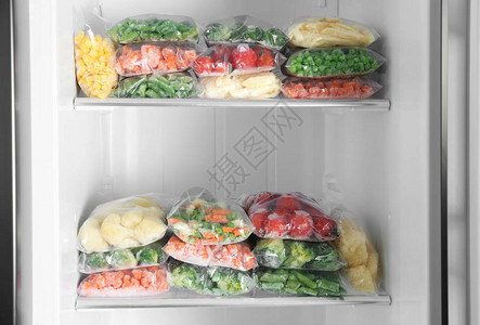 冰箱中装有不同冷冻蔬图片