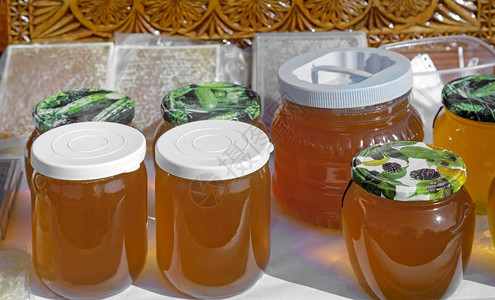 玻璃罐中不同种类的新鲜蜂蜜图片