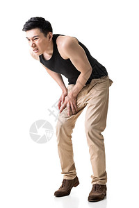 亚洲年轻男子膝盖疼痛完全的肖图片