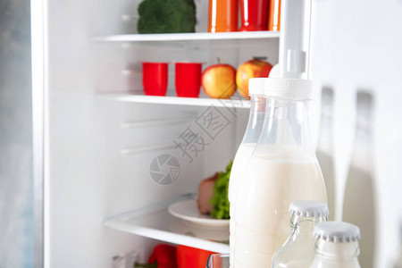 打开冰箱里的几瓶牛奶图片