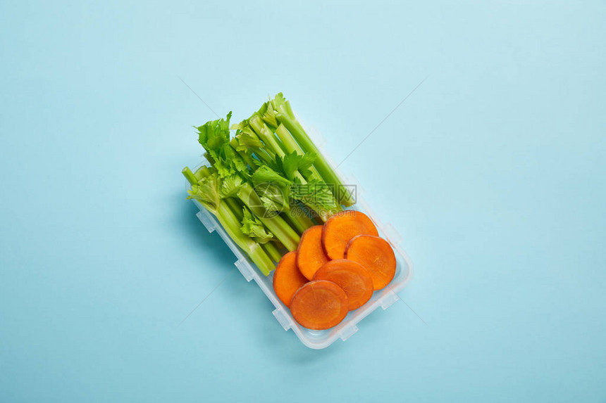 切好的芹菜和胡萝卜图片