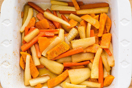 胡萝卜干粉和甜土豆被烤成炉图片