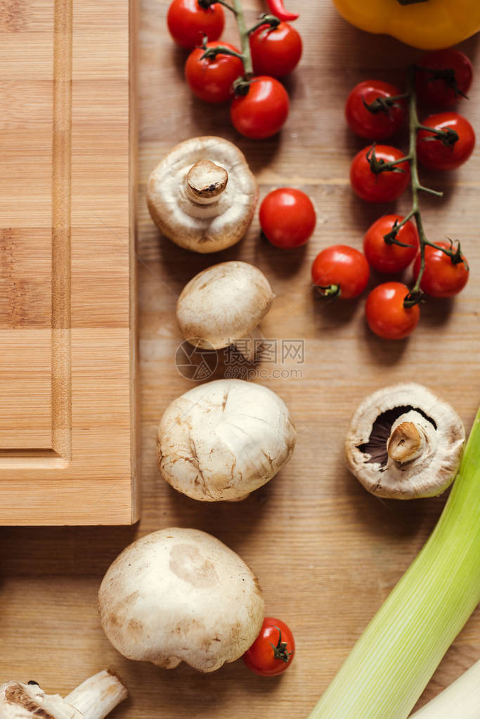 厨房桌上新鲜蔬菜的图片