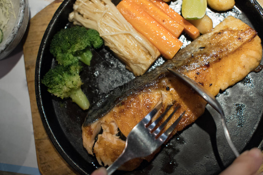 烤三文鱼片烤鱼餐厅的日本料理图片