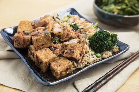 炒豆腐配米饭和蔬菜炒素食亚洲餐图片