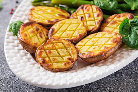 芦笋和烤土豆健康食品图片
