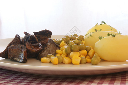 猪肺炖牛肉配土豆和有机蔬菜图片