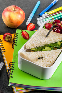 学校午餐盒里有美味健康的食物图片