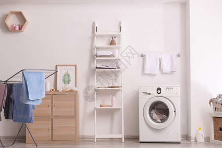 使用现代洗衣机的家用洗衣图片