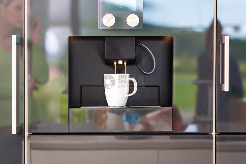 现代家用厨房的全自动咖啡图片