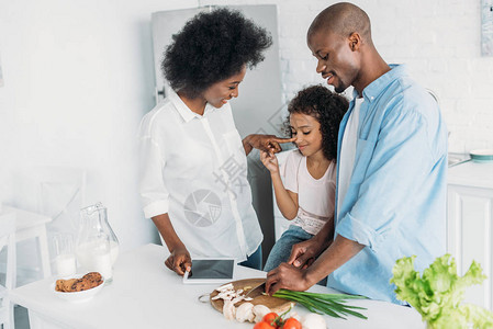 美籍非洲人在家中厨房附近站着家人的家里图片