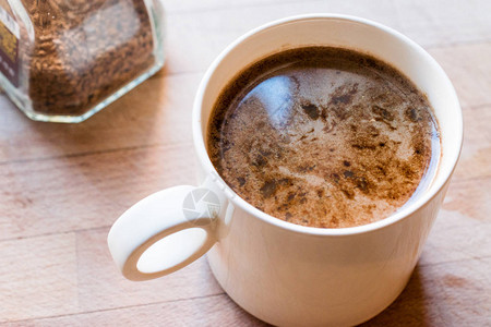 速溶咖啡粉与热水混合饮料概念图片