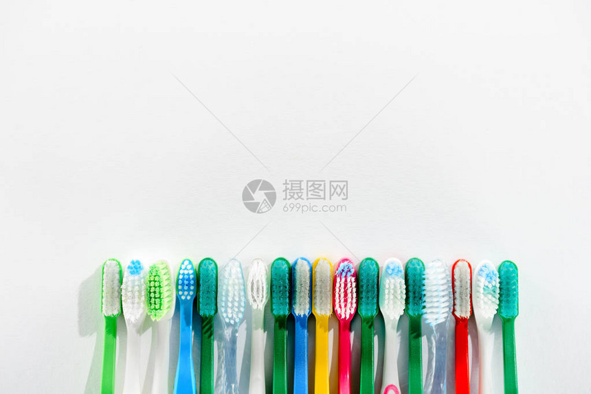 不同彩色牙刷的行数用复制图片
