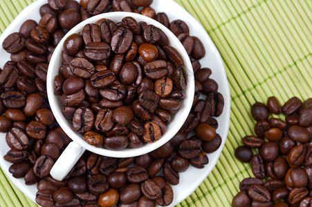 咖啡杯中的咖啡豆焦点图片