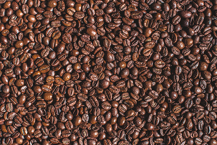 烤芳香棕色咖啡豆堆的特写图片