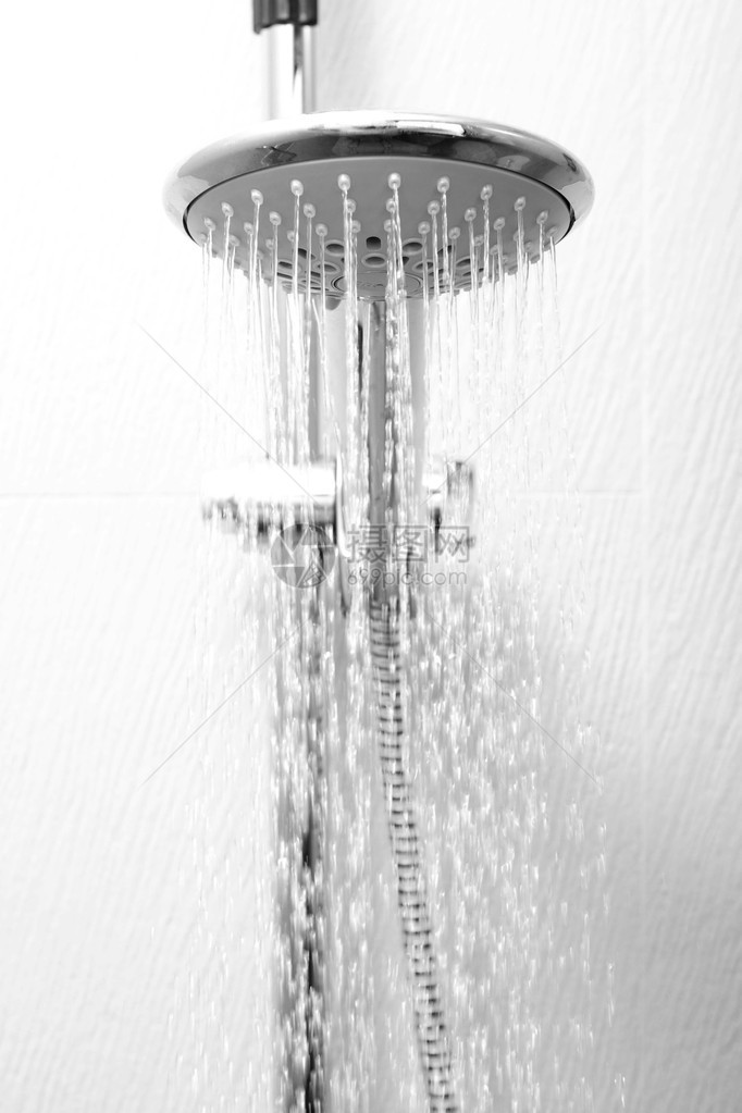 流动着水的酒店淋浴喷头图片
