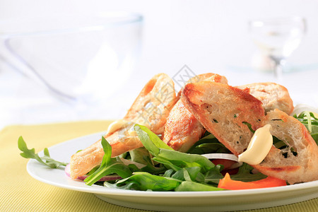 沙拉蔬菜配鸡肉和脆面包图片