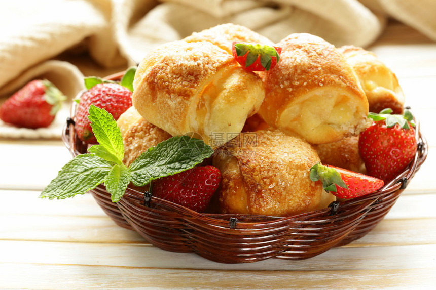 甜松饼配草莓和糖自制糕点图片