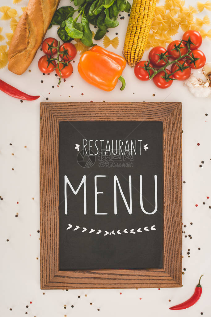 餐饮菜单的顶部视图以木制框架和图片
