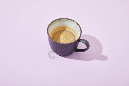 紫罗兰色背景中的紫色咖啡杯背景图片