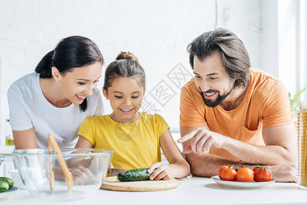 快乐的年轻家庭在一起做健康饭一起图片