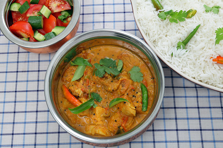 供应一碗南印度鸡肉番茄和椰奶咖喱沙拉和印度香米图片