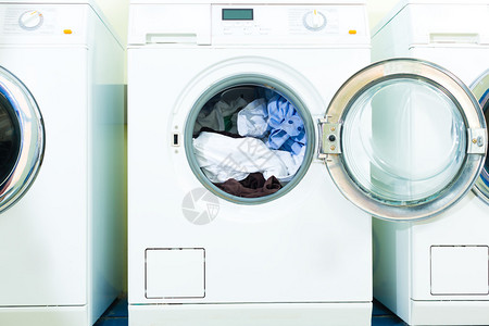 洗衣与洗衣机并排新鲜的衣图片