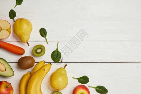 白色木形背景及复制空间的新鲜水果和菠图片