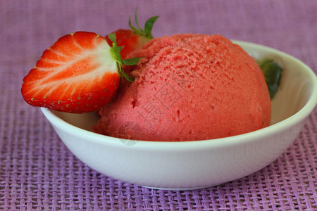 草莓冰糕和新鲜草莓图片