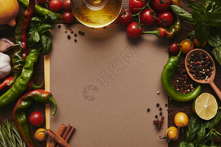 空白菜单和新鲜蔬菜香料和木质表面草图片