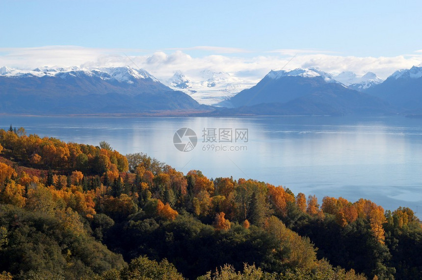 冰川和山岳的景象冰雪在阿拉斯加卡赫马克湾以明图片