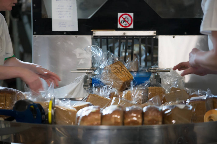 烘焙产品包装工业生产线在工厂包装面包在工厂生产面包的切图片