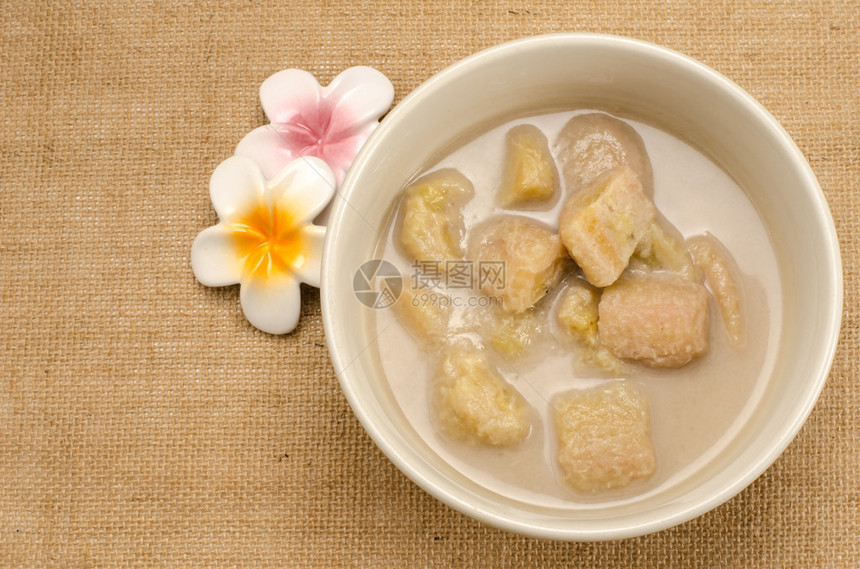 香蕉在椰子牛奶中的照片泰国甜图片