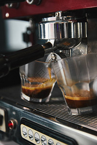 专业咖啡机和两杯含浓缩咖啡的图片
