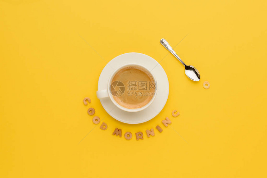 一杯新鲜热咖啡和早安题词的特写顶视图图片