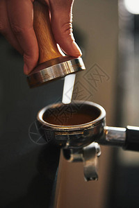 咖啡师在咖啡机中准图片