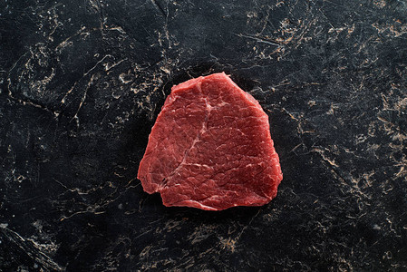 黑色大理石表面生肉牛图片