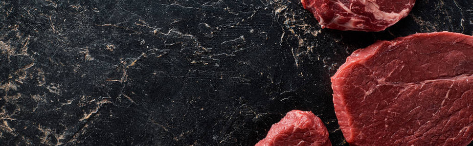 黑色大理石表面几块生牛肉图片