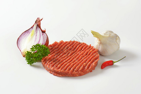 生汉堡肉饼洋葱和大蒜图片